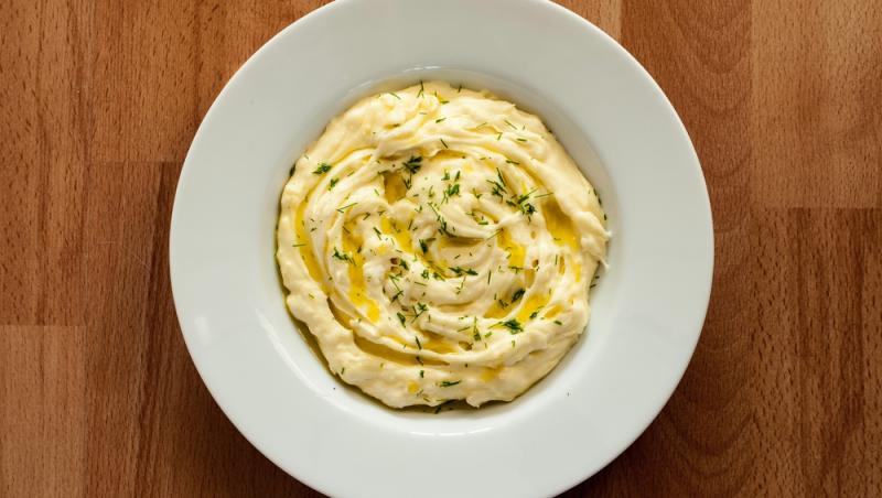 piure de cartofi cu  unt și smântână înt-o farfurie albă
