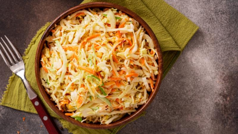 Salata de varză cu morcovi este o garnitură simplă, dar foarte gustoasă