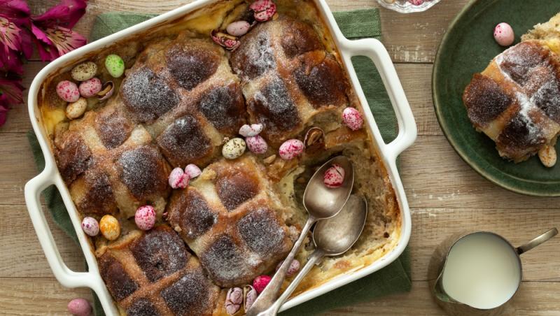 budinca de cozonac într-o tavă de ceramică