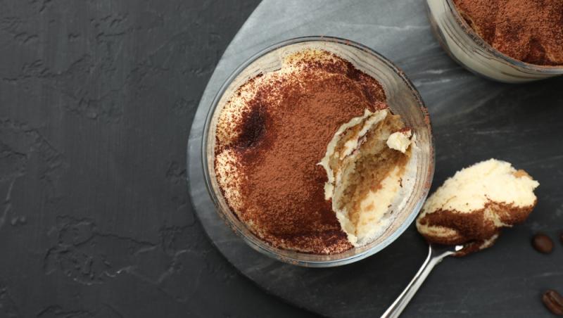 tiramisu din cozonac într-un pahar