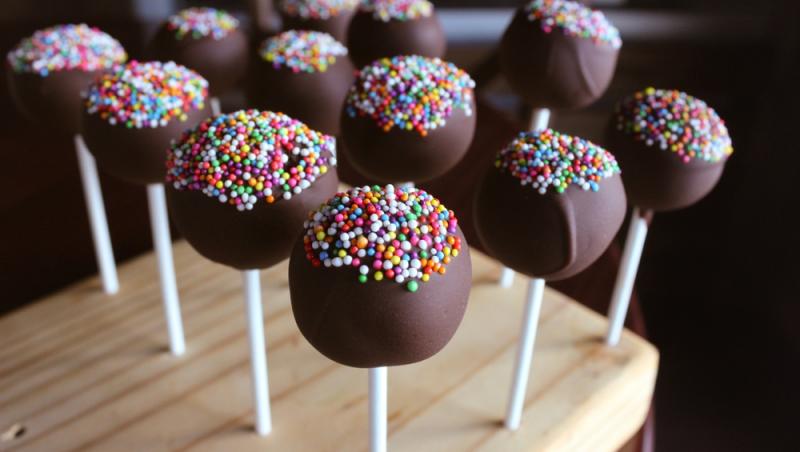 Pop tarts din cozonac pe un suport de lemn