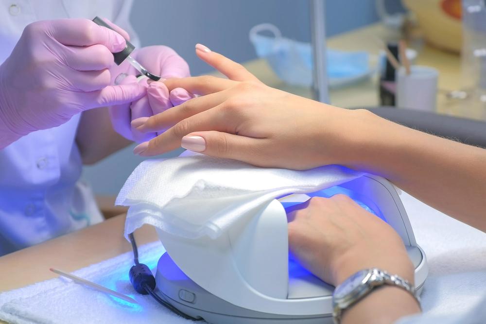 Riscurile șocante ale manichiurii cu gel. La ce riscuri de sănătate se expun femeile care preferă manichiura cu gel