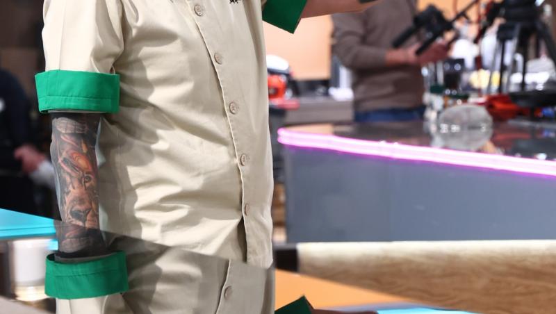 Echipa lui Chef Orlando, învingătoare în battle-ul de ieri. Provocarea acestei seri: meniu regal, gătit sub presiunea amuletelor