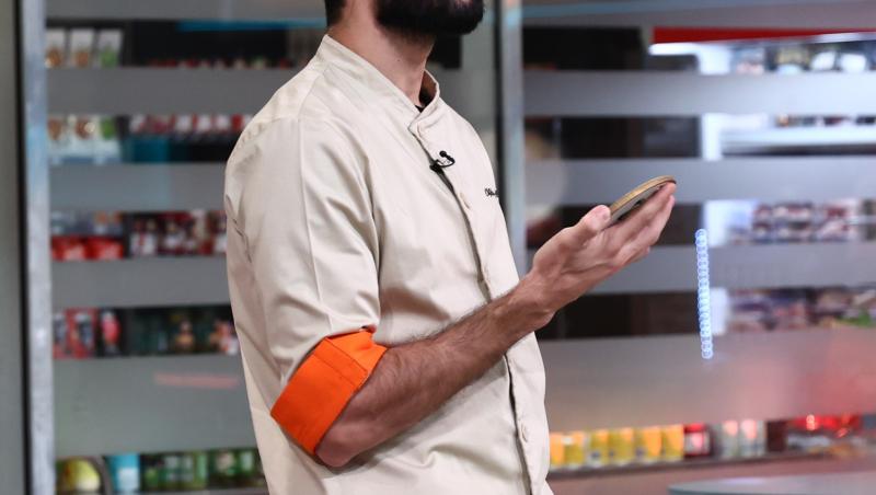 Echipa lui Chef Orlando, învingătoare în battle-ul de ieri. Provocarea acestei seri: meniu regal, gătit sub presiunea amuletelor