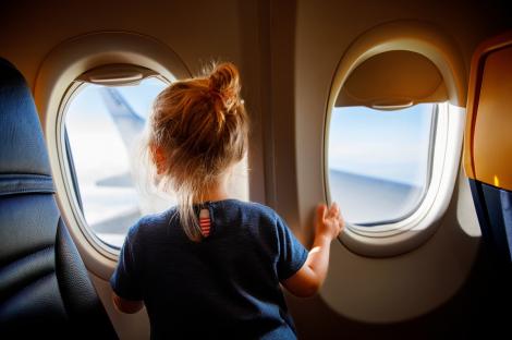 Cu scaunul de mașină al copilului în avion: are sau nu nevoie de el?