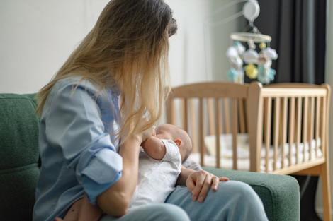Cât de sigur e să alăptezi dacă există sânge în laptele matern?