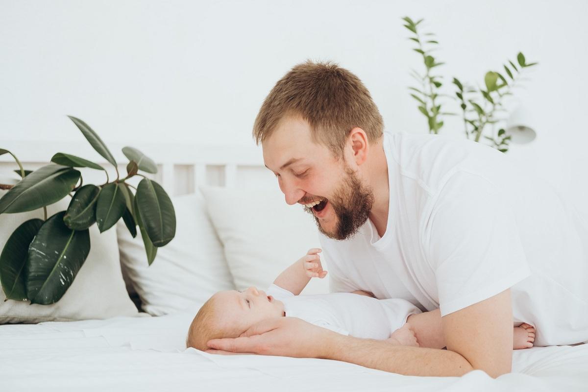 Studiu: modul surprinzător &icirc;n care creierul bărbaților se schimbă după ce devin părinți