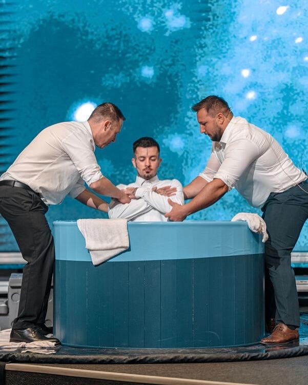 Zanni îmbrăcat în alb în timpul botezului