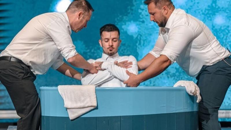 Zanni îmbrăcat în alb în timpul botezului