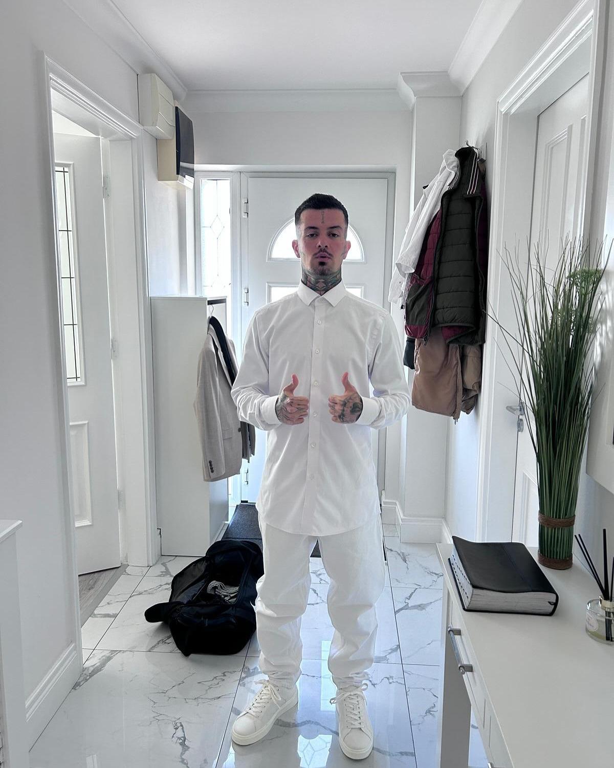 Zanni îmbrăcat într-o ținută complet albă