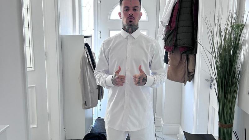 Zanni îmbrăcat într-o ținută complet albă