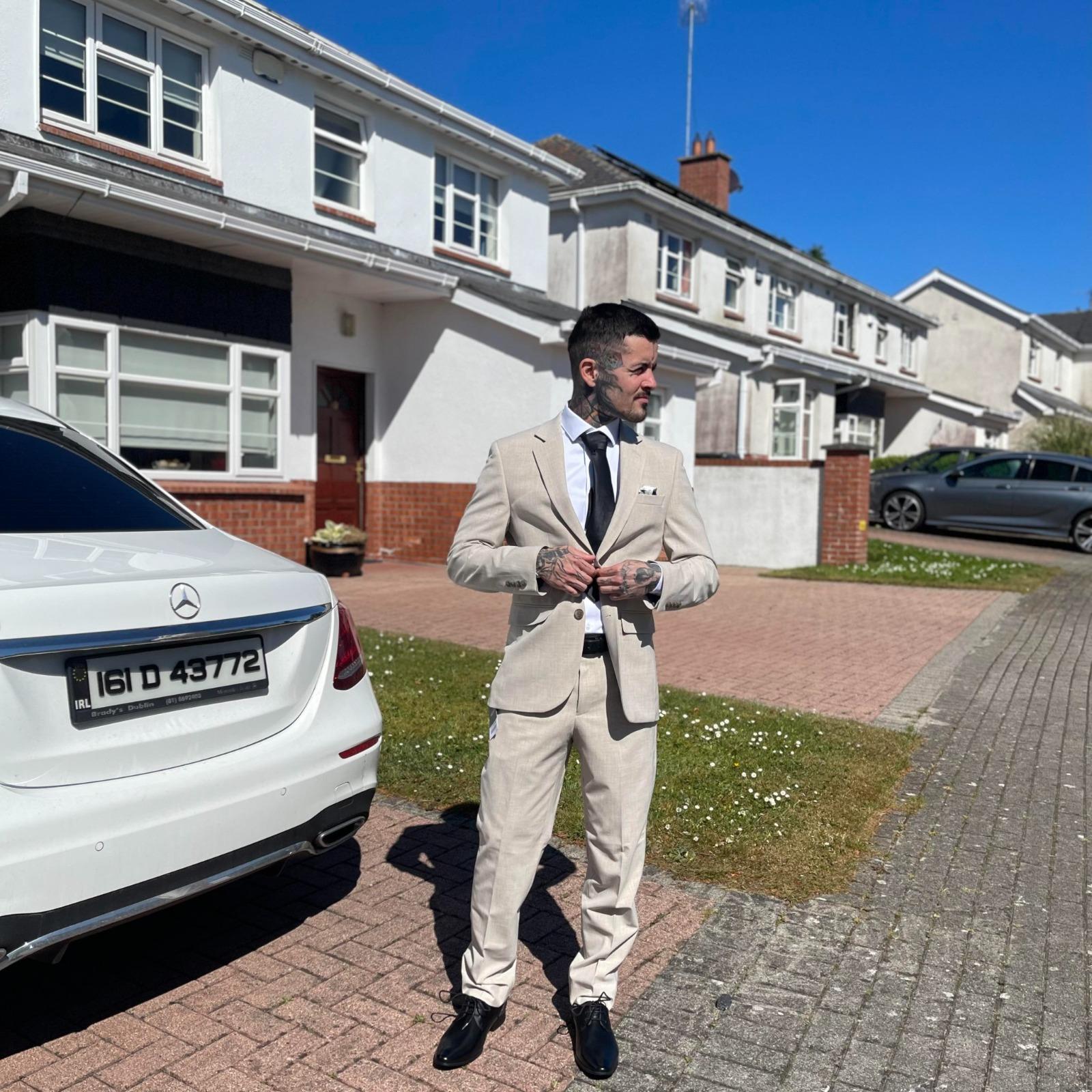 Zanni îmbrăcat în alb într-un costum bej elegant