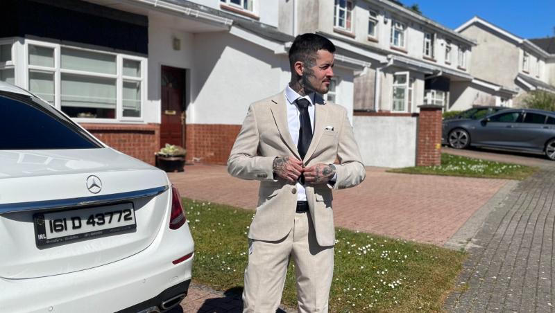 Zanni îmbrăcat în alb într-un costum bej elegant