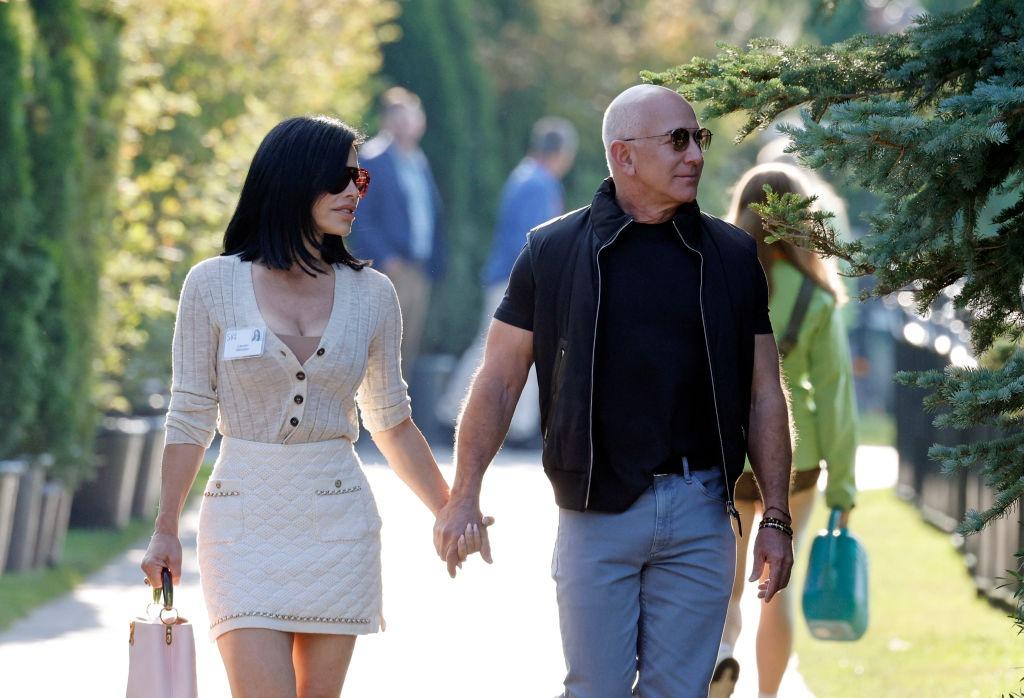 Jeff Bezos ținându-se de mână cu Lauren Sanchez, ambii îmbrăcați casual