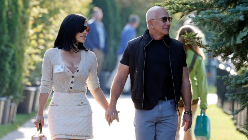 Jeff Bezos ținându-se de mână cu Lauren Sanchez, ambii îmbrăcați casual