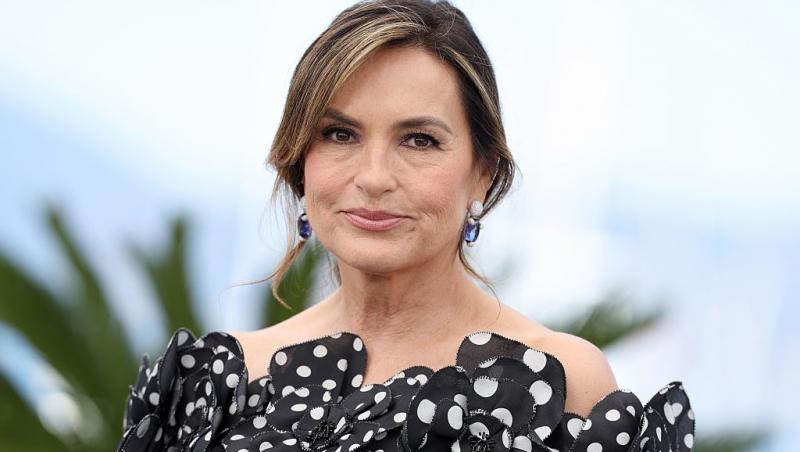 Mariska Hargitay îmbrăcată într-o rochie neagră cu buline albe