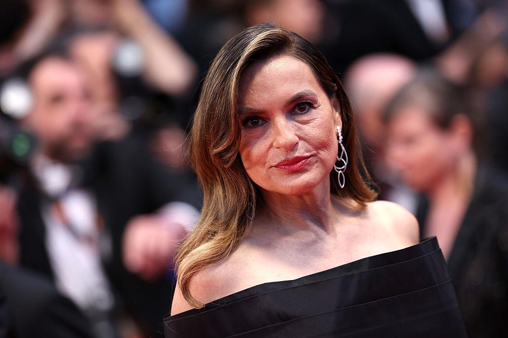 Mariska Hargitay îmbrăcată într-o rochie neagră fără mâneci