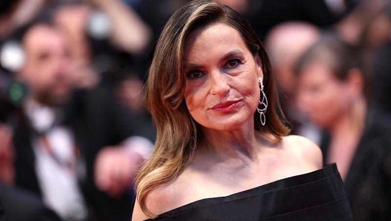 Mariska Hargitay îmbrăcată într-o rochie neagră fără mâneci