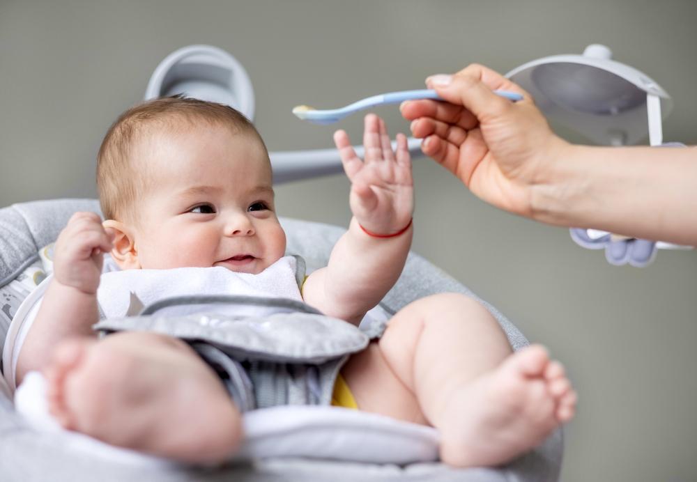 Cum &icirc;ți dai seama că bebelușul tău e gata pentru diversificare