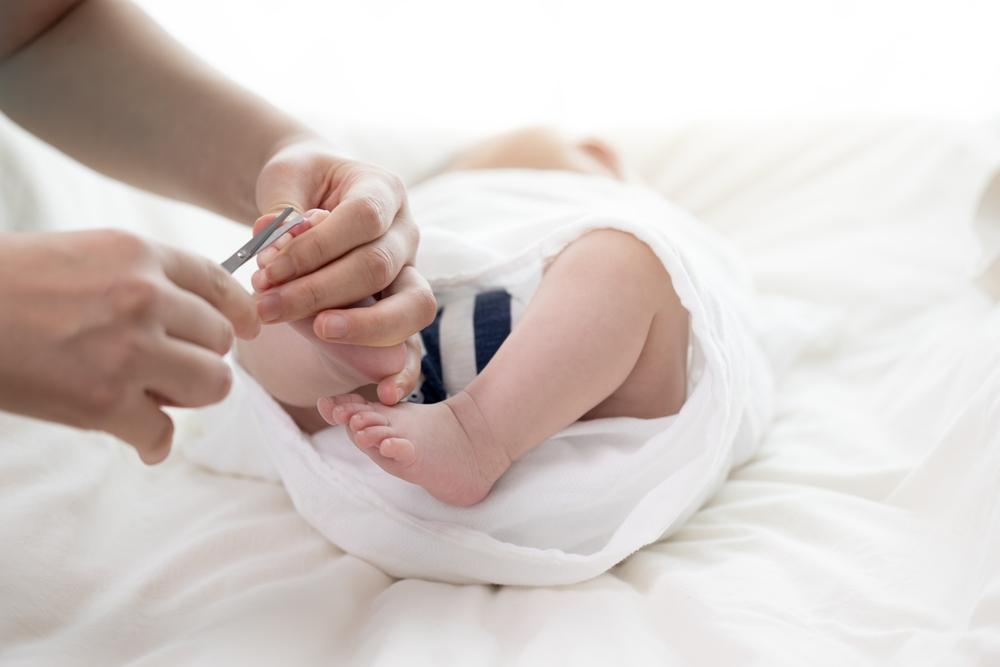 Cum &icirc;ngrijim corect unghiile unui nou născut