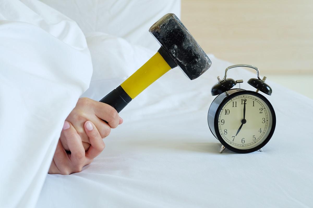 De ce nu trebuie să apeși vreodată pe Snooze când sună alarma. Riscul la care te expui fără să îți dai seama, potrivit experților
