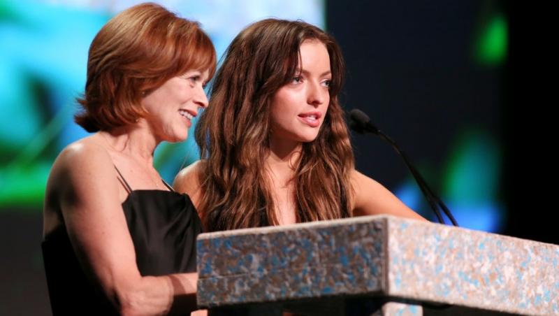 Frances Fisher alături de fiica ei, vorbind la microfon pe scenă