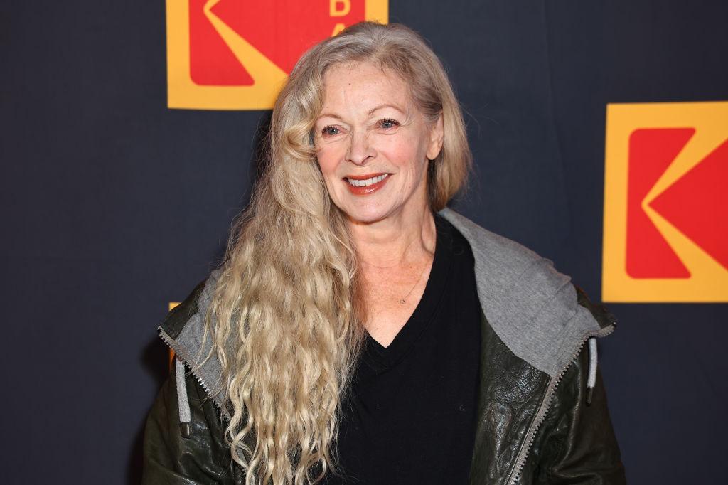 Frances Fisher îmbrăcată cu o geacă neagră, peste un tricou negru