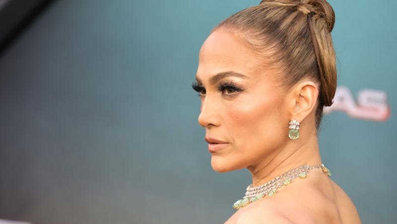 Jennifer Lopez îmbrăcată cu o rochie decoltată, accesorizată cu bijuterii strălucitoare
