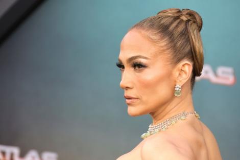 Jennifer Lopez, accident vestimentar la un concert caritabil. Decolteul prea adânc a lăsat la vedere tot ce ascundea sub rochie