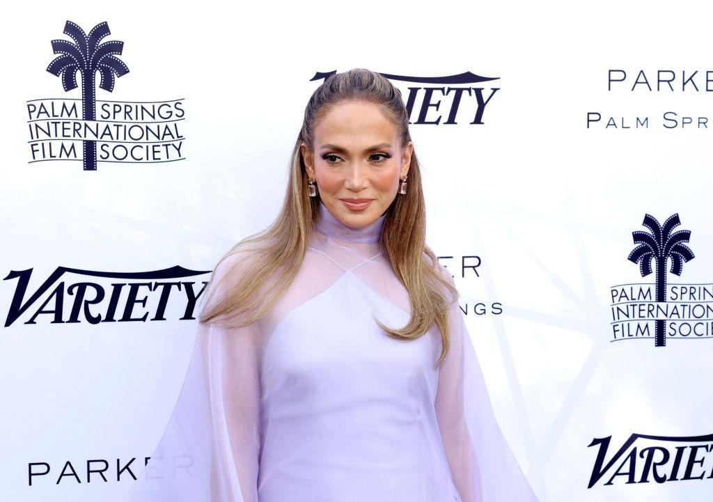 Jennifer Lopez îmbrăcată cu o rochie albă transparentă