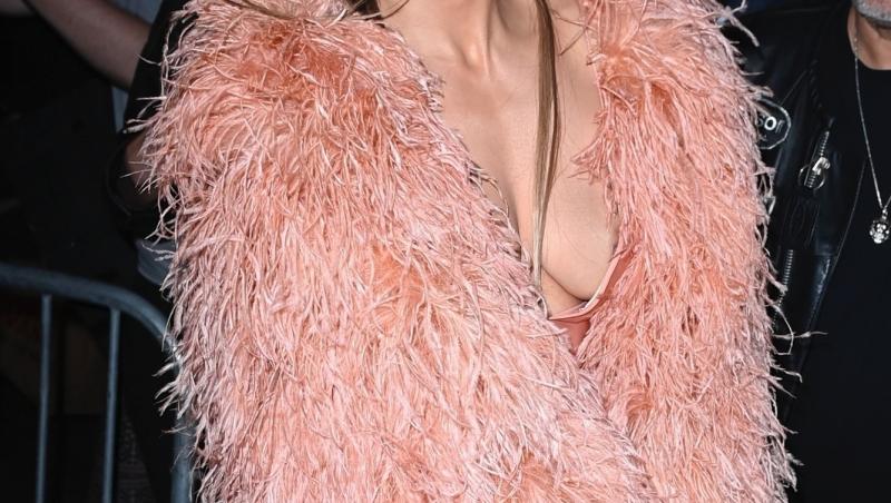 Jennifer Lopez, accident vestimentar la un concert caritabil. Decolteul prea adânc a lăsat la vedere tot ce ascundea sub rochie