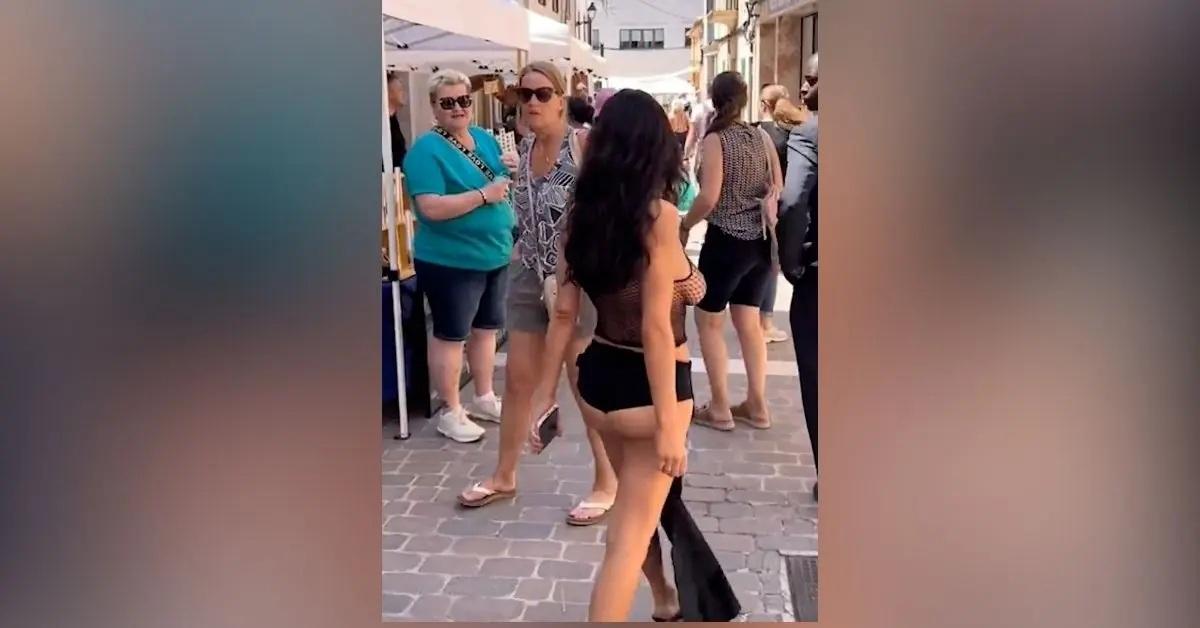 Bianca Censori îmbrăcată cu un top transparent din plasă și pantaloni scurți negri