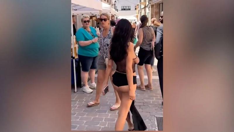 Bianca Censori îmbrăcată cu un top transparent din plasă și pantaloni scurți negri