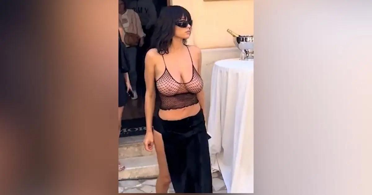 Bianca Censori îmbrăcată cu un top transparent din plasă