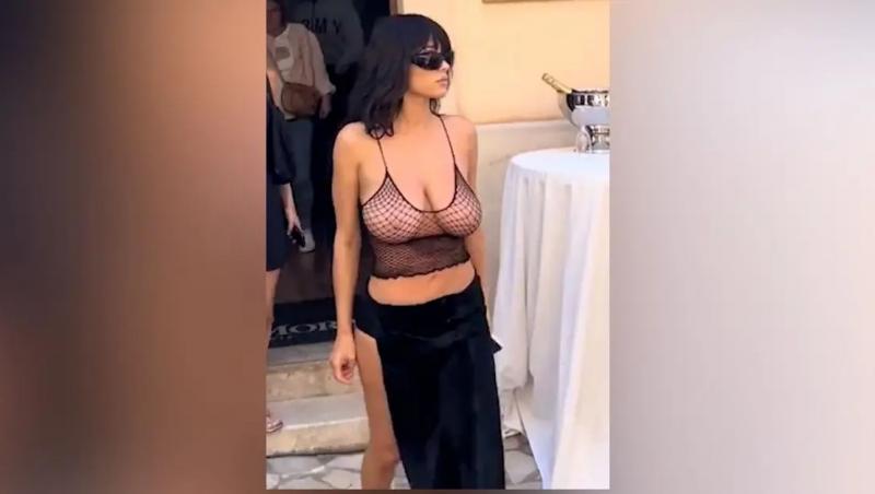 Bianca Censori îmbrăcată cu un top transparent din plasă