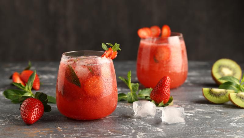 Băuturile cu căpșuni se pot prepara atât cu fructe proaspete, cât și congelate