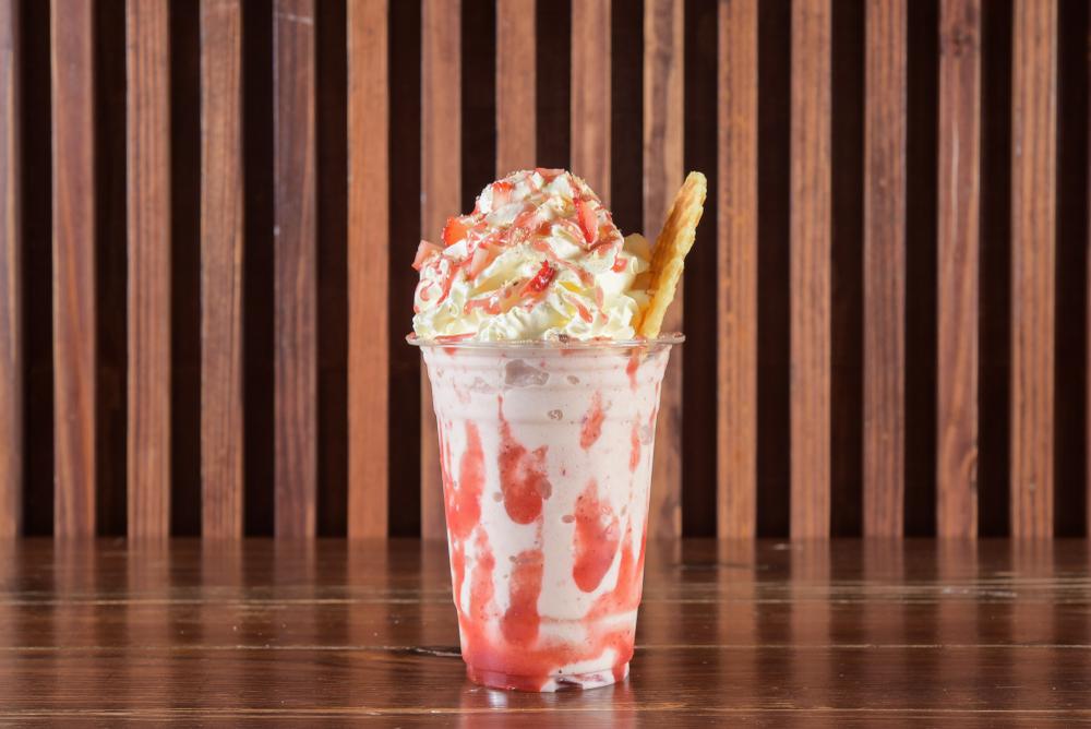 pahar cu frappe de căpșuni cu pai