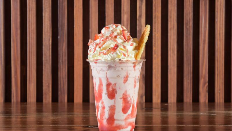 pahar cu frappe de căpșuni cu pai