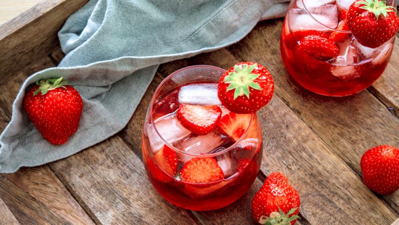 două pahare de punch de căpșuni