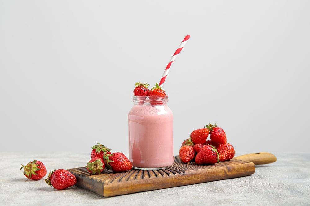 pahar cu smoothie de căpșuni