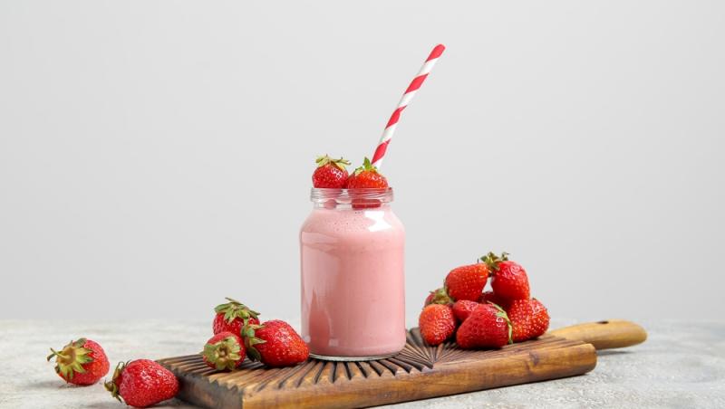 pahar cu smoothie de căpșuni