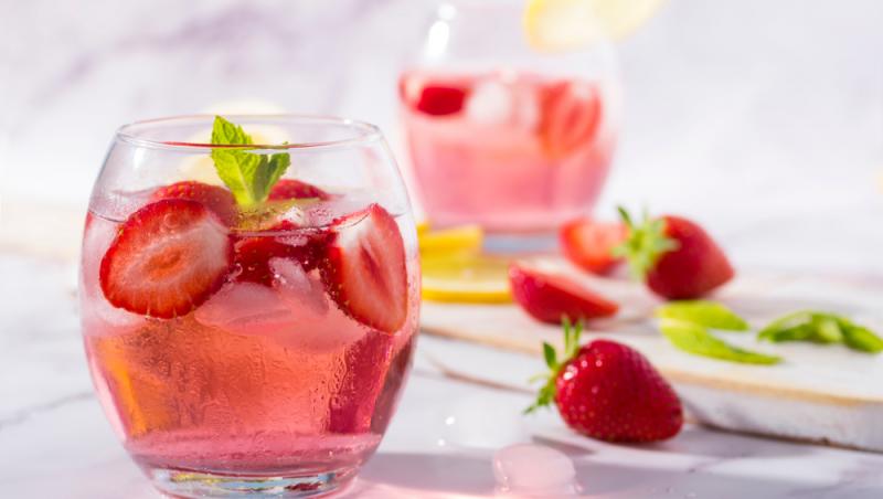 două pahare cu gin tonic cu căpșuni