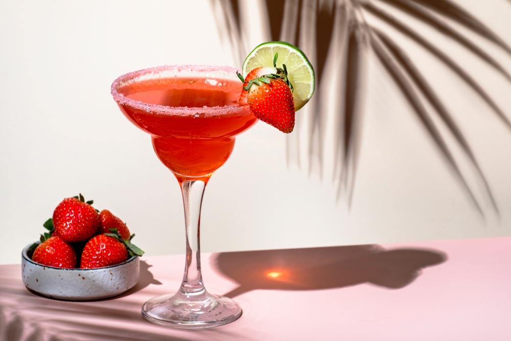 margarita cu căpșuni si un bol cu căpșuni proaspete
