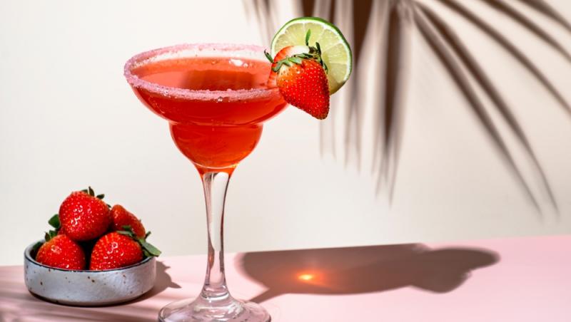margarita cu căpșuni si un bol cu căpșuni proaspete