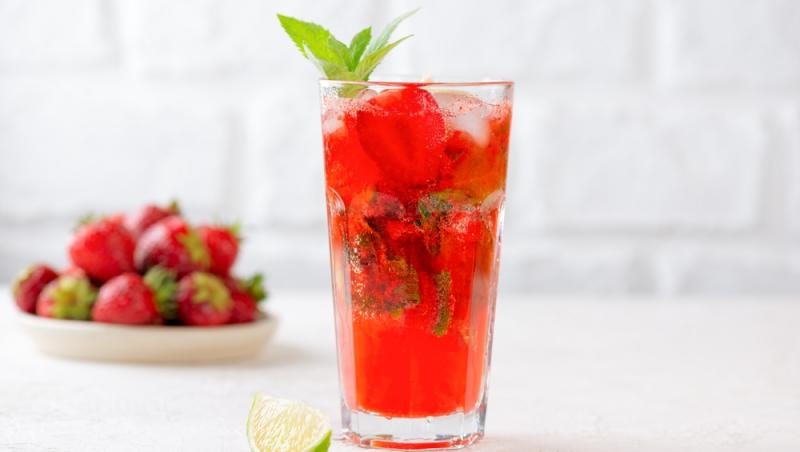 Mojito cu căpșuni este o combinație interesantă între dulce și acrișor