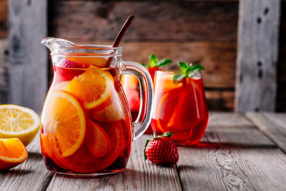 carafă cu sangria cu căpșuni