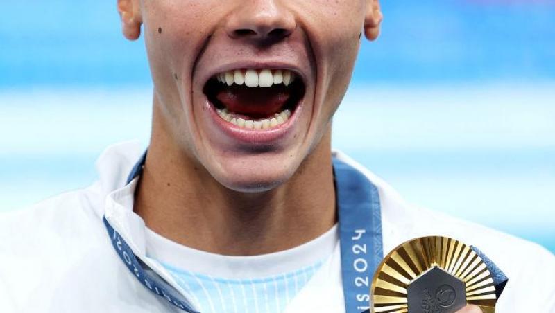 David Popovici, din campion mondial în bucătar! A îmbrăcat sorțul și boneta și a gătit pentru copiii din medii defavorizate