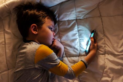 Copiii care folosesc smartphone-uri au un risc mai mare să dezvolte o problemă foarte comună. Ce li se poate întâmpla