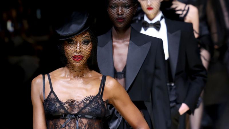 naomi cambell la o defilare de modă
