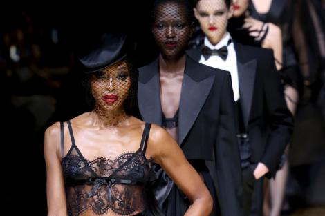 Cum arată Naomi Cambell la peste 50 de ani. Modelul le dă clasă colegelor mai tinerele